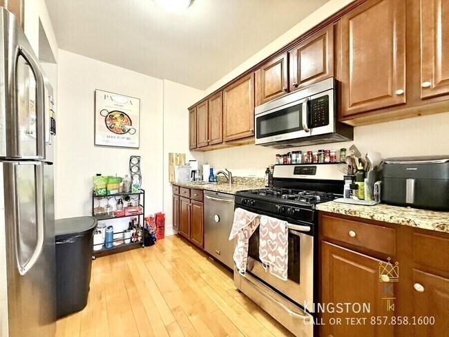 Building Photo - 672 Washington St