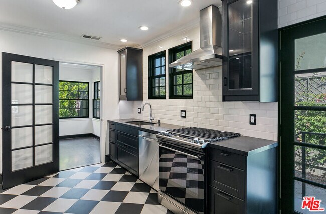 Building Photo - 508 N San Vicente Blvd