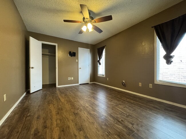 Building Photo - "Spacious 3-Bedroom with 2 Full Baths in P...