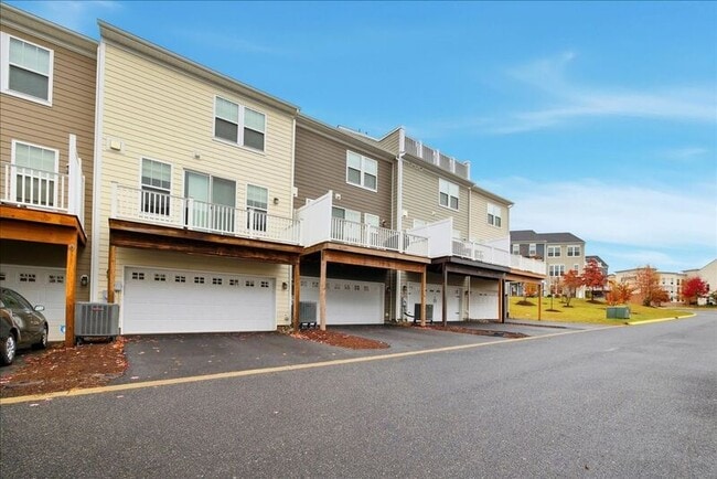 Building Photo - 628 Bushwood Alley