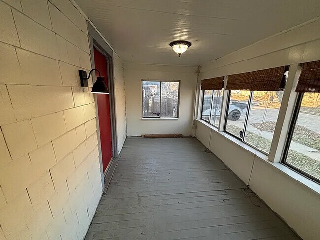 Building Photo - 635 N Chautauqua Ave