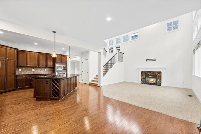 Building Photo - Elegant University Place Home with A/C, Tandem Garage, Office & Balcony Bedroom Near JBLM!