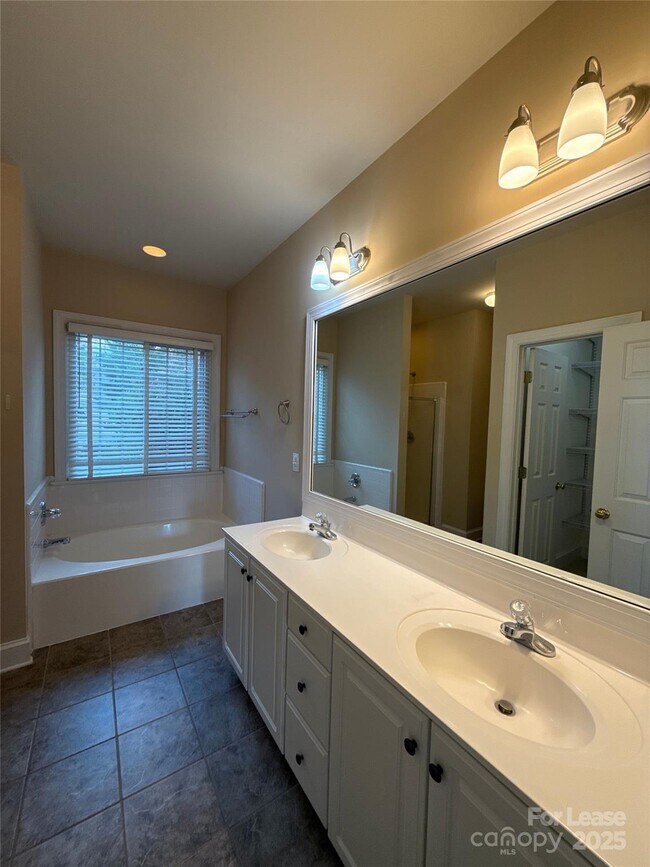 Building Photo - 805 Stargard Ct