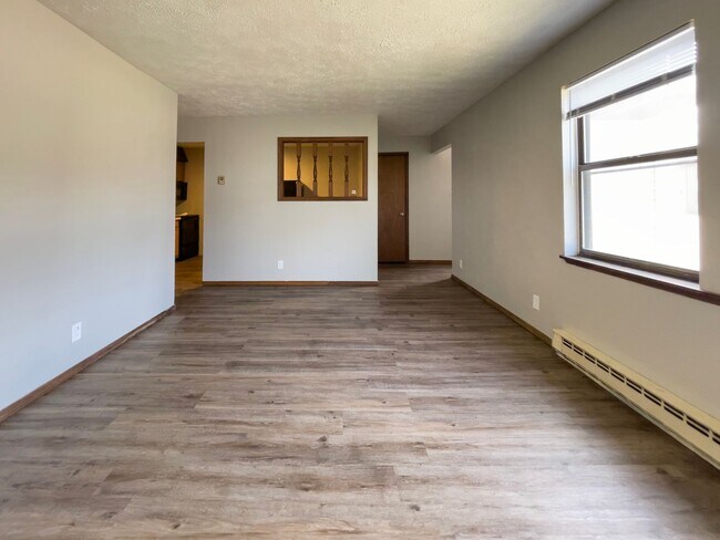 Building Photo - 2213 E Memorial Dr