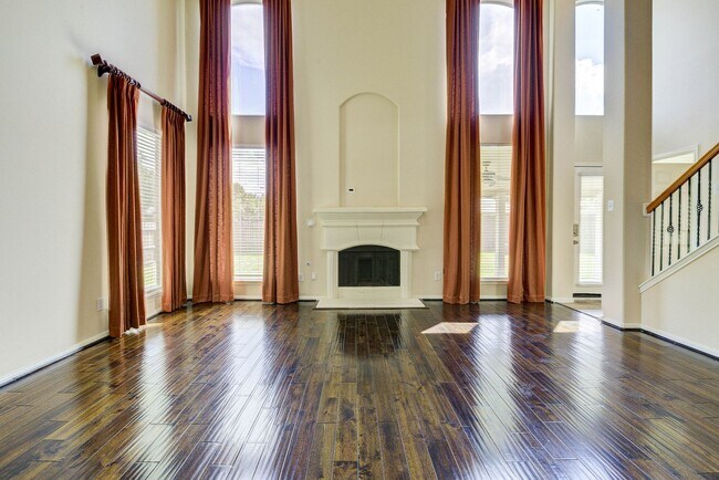 Building Photo - 5 bed dream home in the heart of Sienna