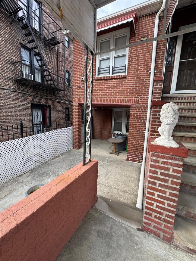 Building Photo - 757 E 213th St