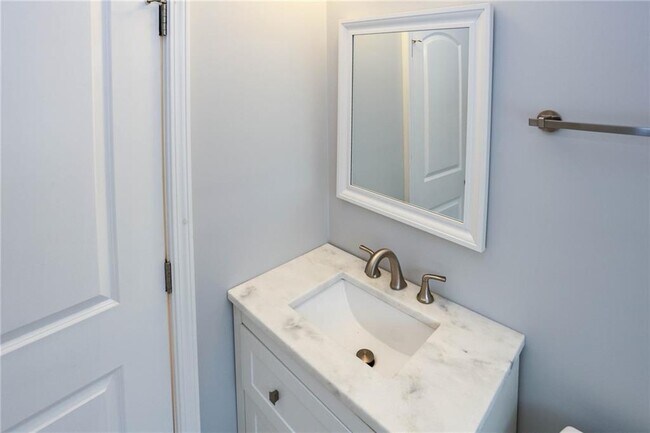 Building Photo - 667 Tara Cir SE