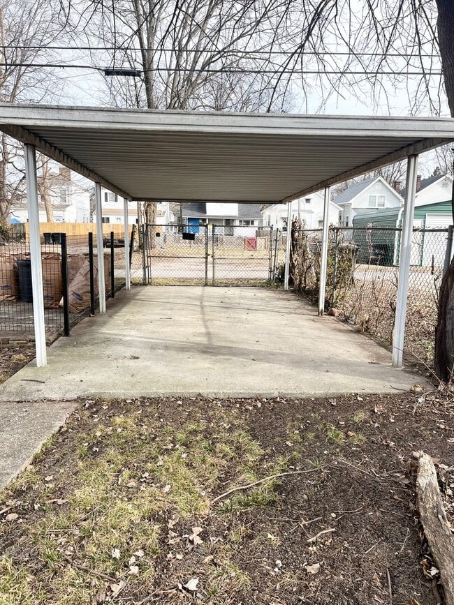 Building Photo - 2 Bedroom. 1 bath near Beechmont Area