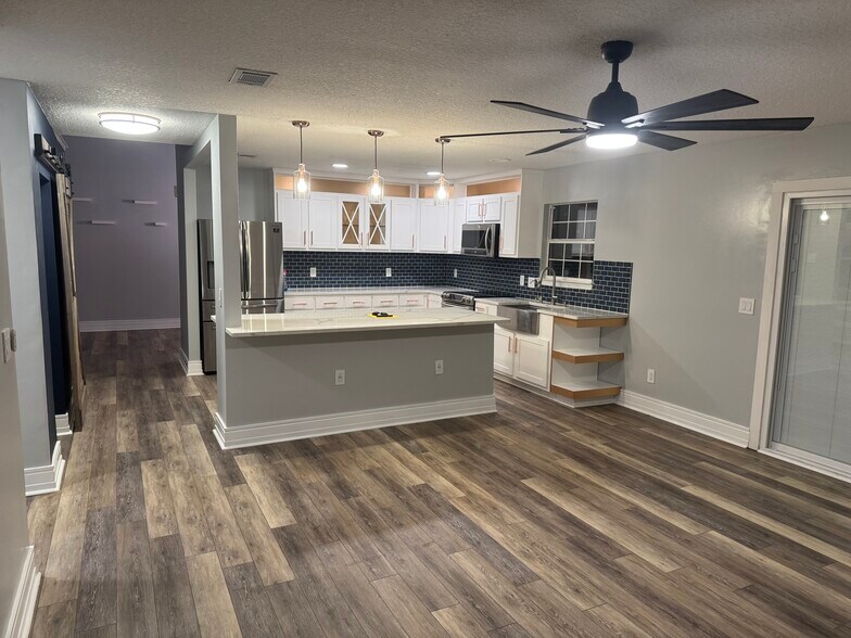 Building Photo - 407 Royal Pines Way