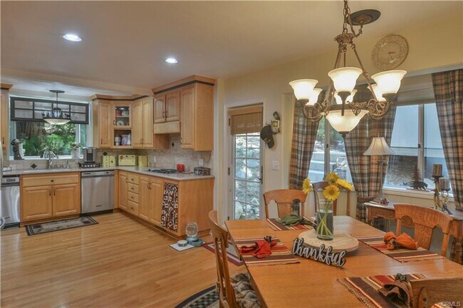 Building Photo - Charming Mountain Retreat across from Golf Course