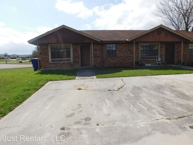 Building Photo - 306 North Dr