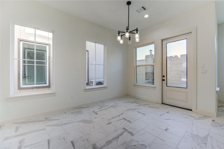 Building Photo - 2920 El Fenice Ln