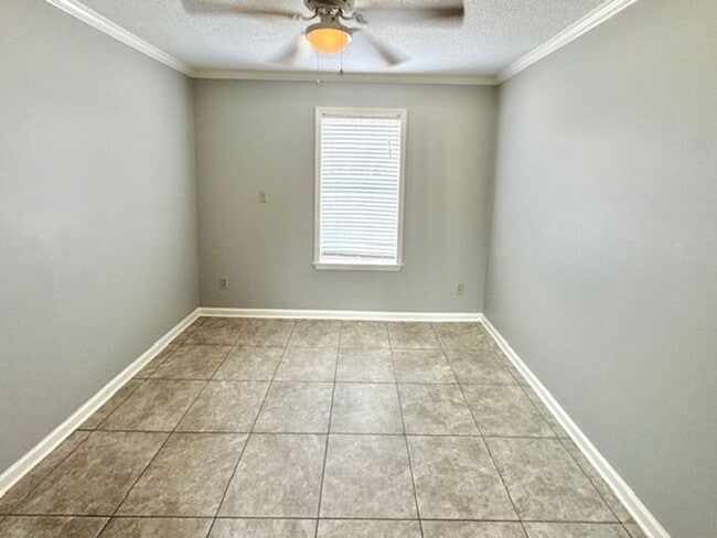 Building Photo - Great Location Fantastic Price-4 Bedroom 2.5 Bath AVAILALBE NoW!