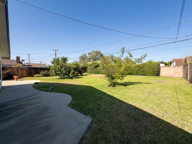 Building Photo - 962 N Calmgrove Ave