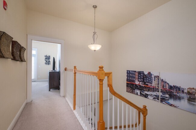 Building Photo - Exclusive Townhome with garage - Regents Park