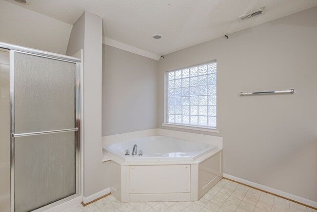 Building Photo - Beautiful Chesterfield Home Is Ready For Y...