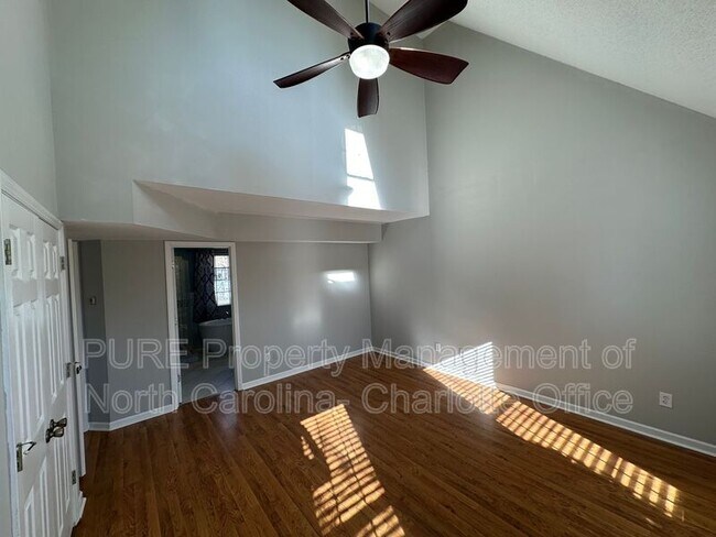 Building Photo - 12115 Landing Green Dr