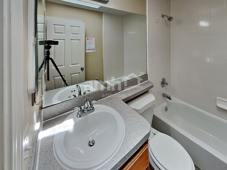 Building Photo - 2533 Royal Pointe Dr