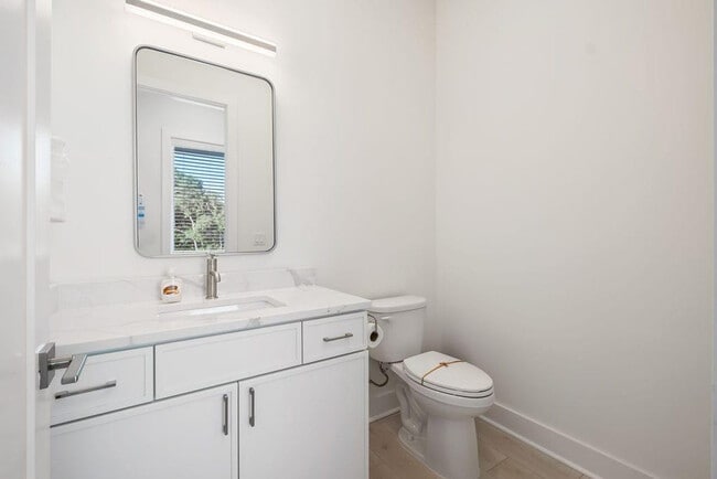 Building Photo - 31 Sarah St