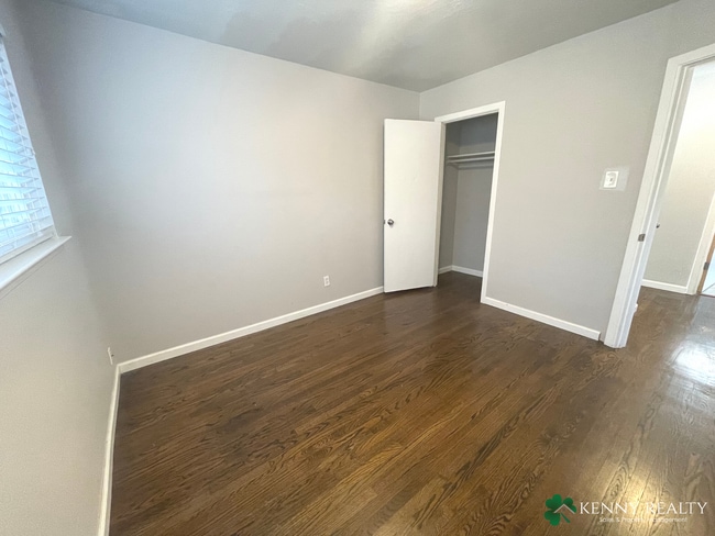 Building Photo - Two Bedroom Unit in Duplex with Garage Space and Washer and Dryer