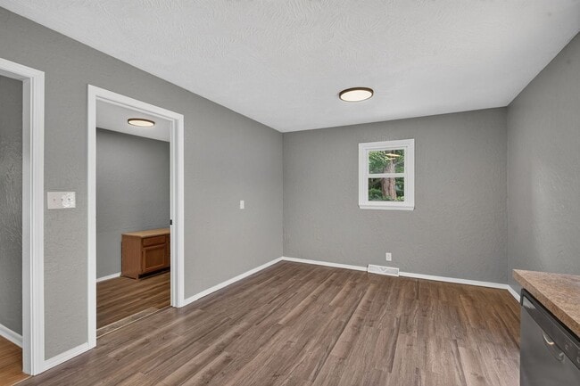 Building Photo - Newly Remodeled | 4 Bedroom | 1 Bathroom | Springfield MO!
