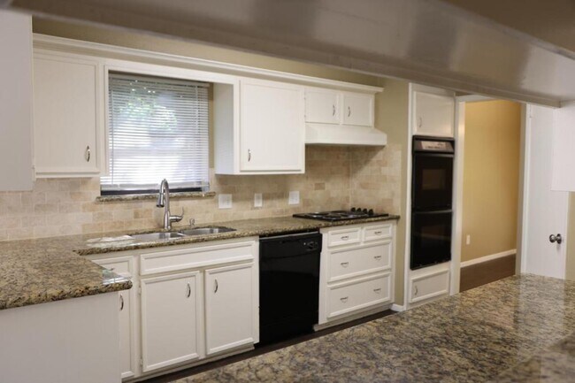 Building Photo - 2215 Silver Falls Dr