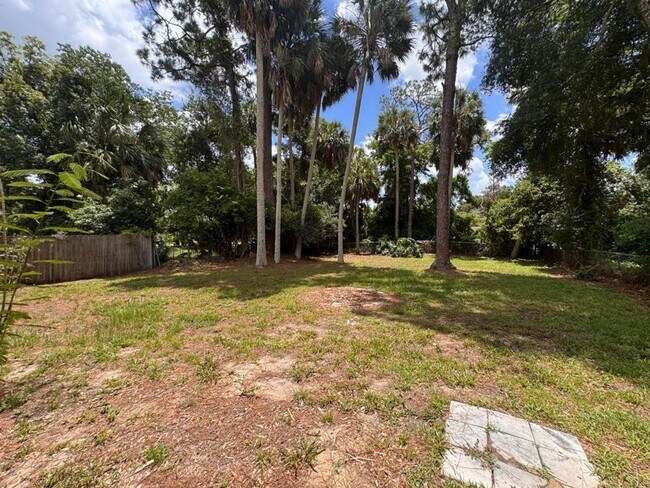 Building Photo - Updated 2 bedroom in South Daytona