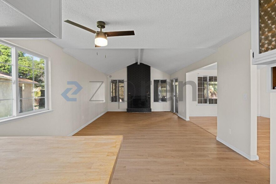 Building Photo - Unit