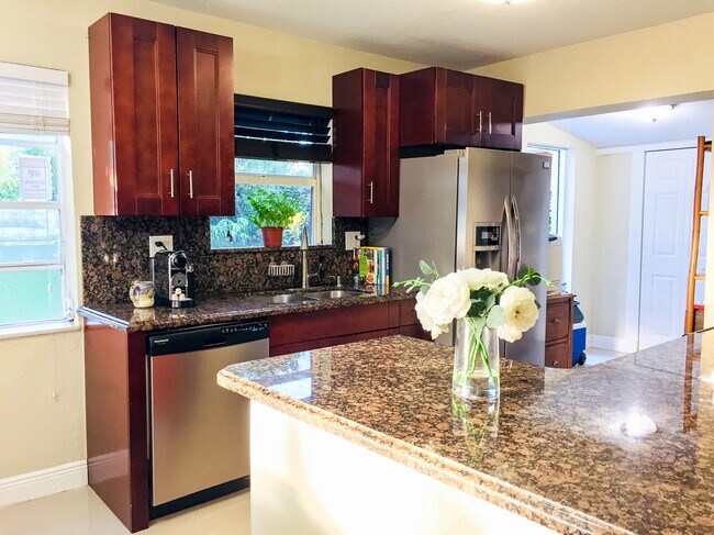 Building Photo - 2932 SW 12th St