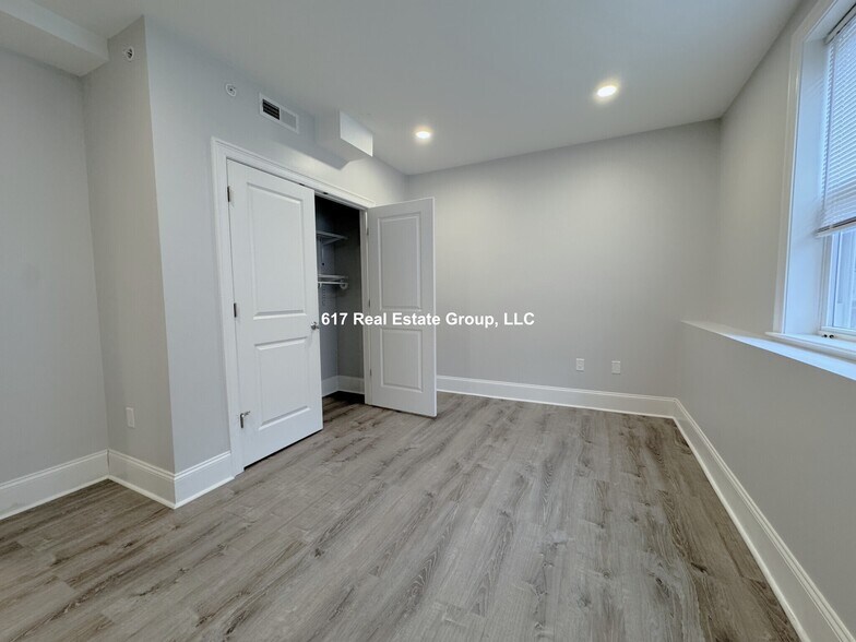 Building Photo - 120 Kenrick St