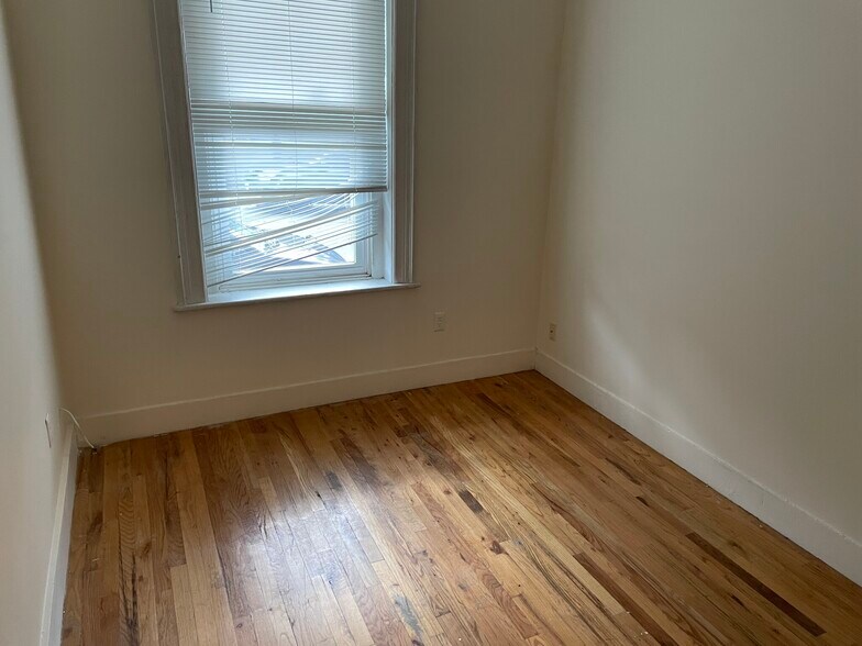 Building Photo - 227 Roxbury St