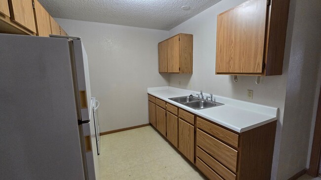 Building Photo - Ground Level 1 Bedroom Apartment w/ Washer/Dryer Connections