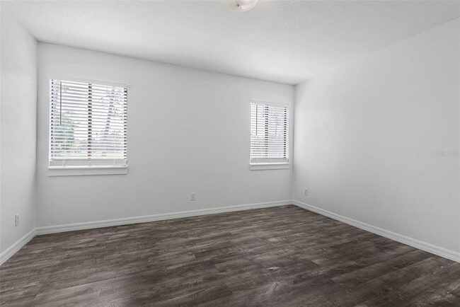 Building Photo - 60 Club House Dr