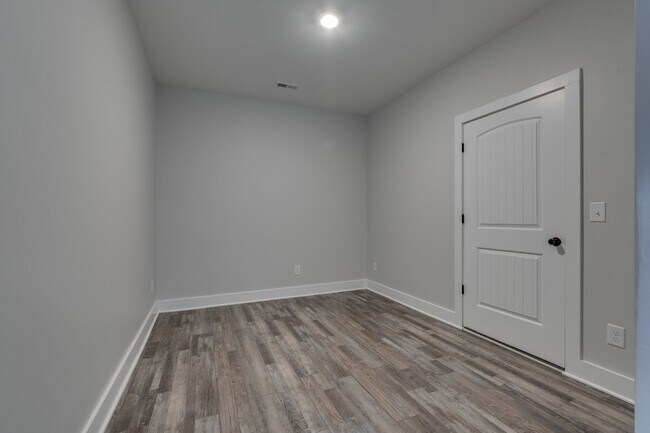 Building Photo - 37 Lakeview Dr