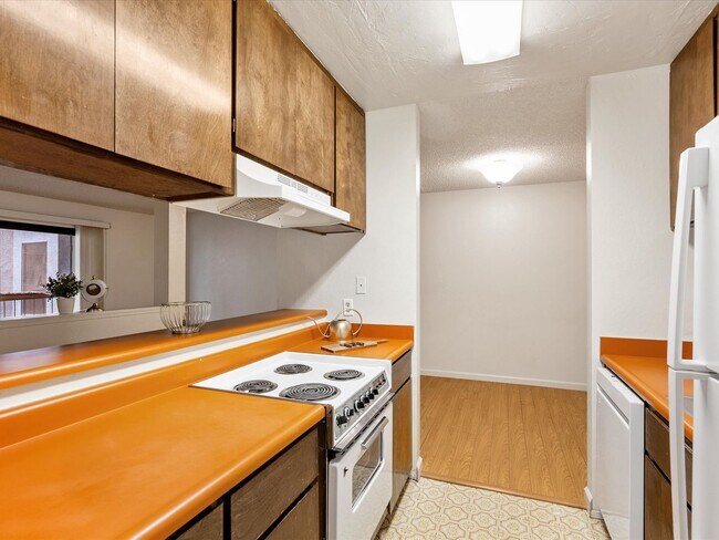 Building Photo - 2955 Lakeside Dr