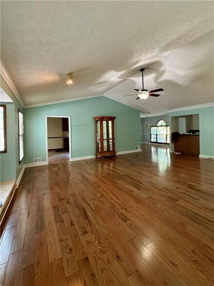 Building Photo - 910 Thousand Oaks Dr