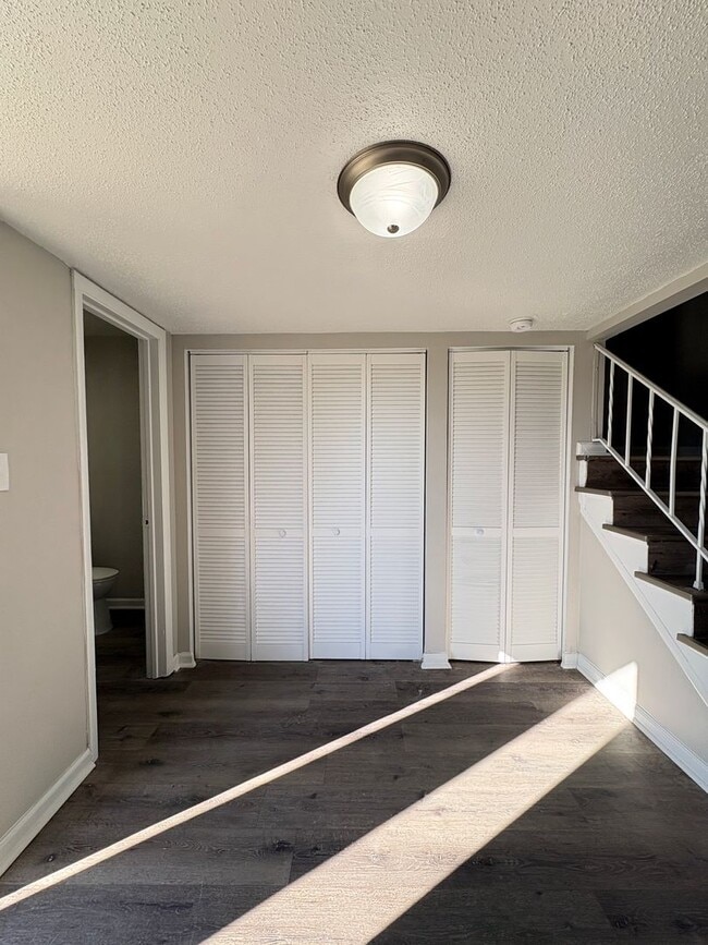 Building Photo - Remington On Rockville Living