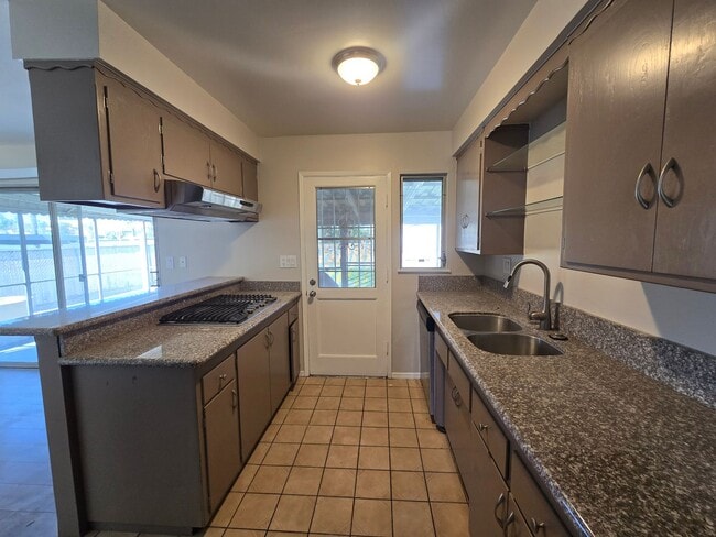 Building Photo - Charming Single Story Home