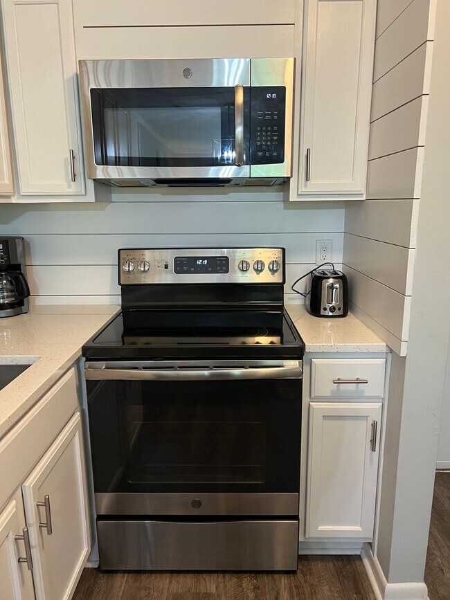 Building Photo - Walk to the Beach! Beautifully Remodeled/Furnished Fiddler's Cove