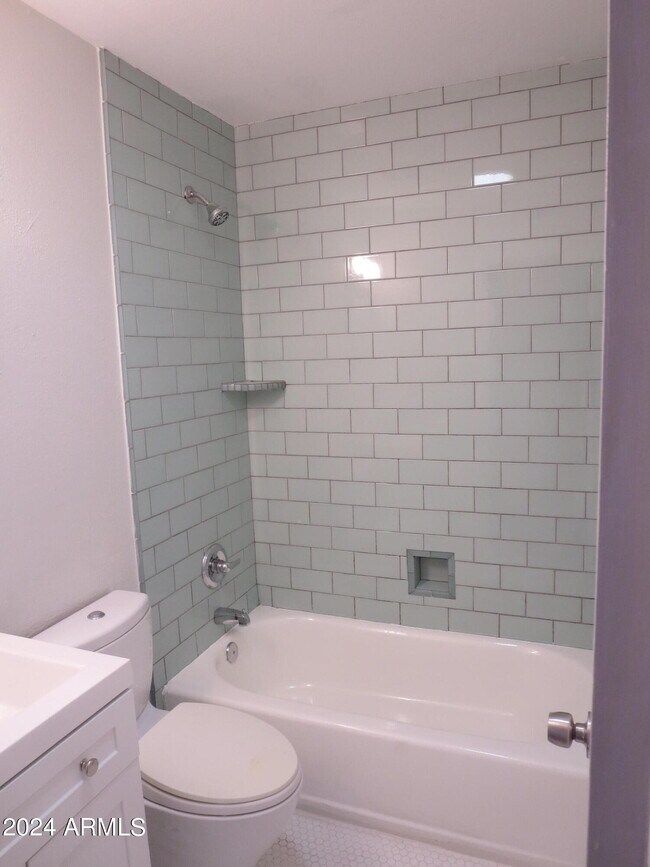 Building Photo - 1450 E Bethany Home Rd