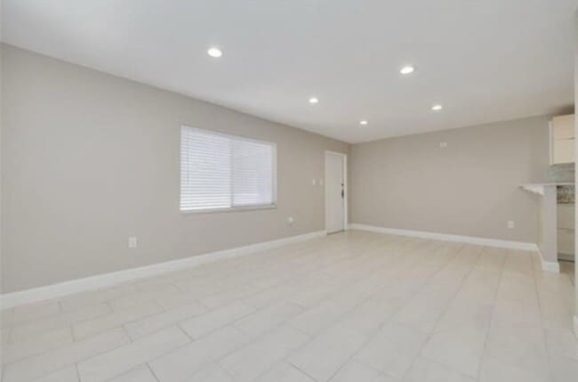 Building Photo - 2 Bed/1 Bath, 2nd floor condo at Parklane Condos AVAILABLE NOW!