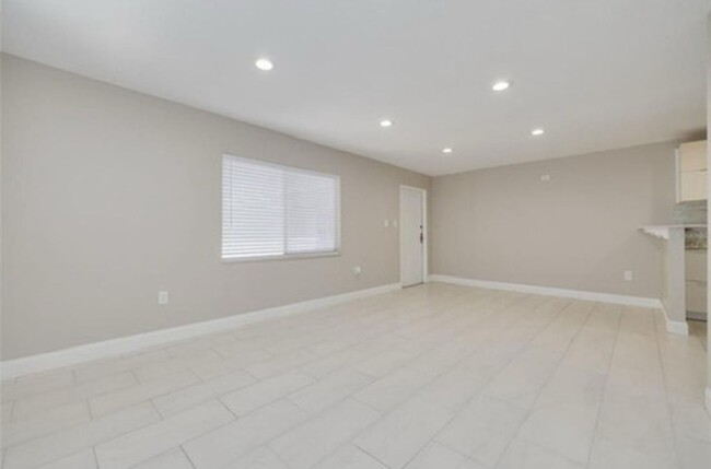 Building Photo - 2 Bedroom/1 Bathroom 2nd floor condo at Pa...