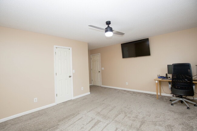 Building Photo - Charming 3 Bedroom, 2,5 Bath home with hug...