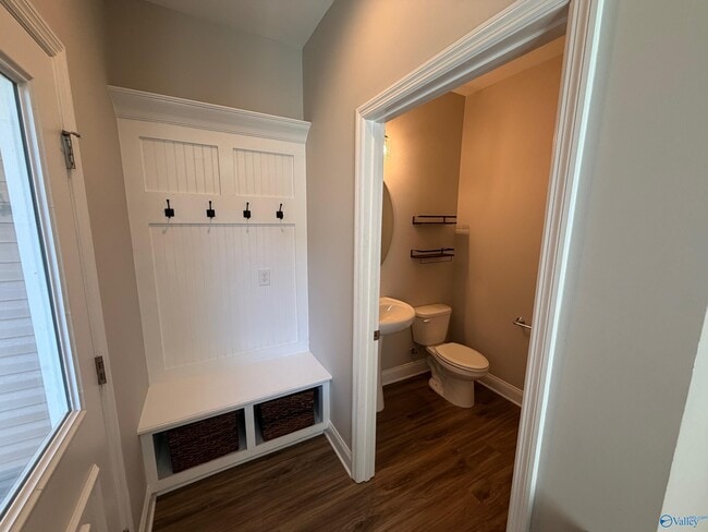 Building Photo - 3203 McClellan Wy SE