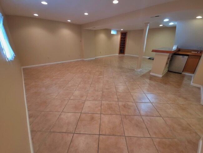 Building Photo - 1505 Avennel Way