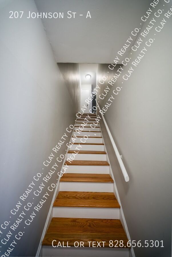 Building Photo - 207 Johnson St