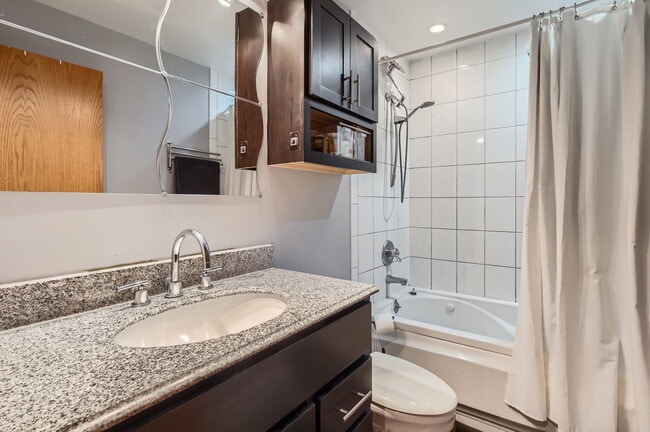 Building Photo - 953 N Rohlwing Rd