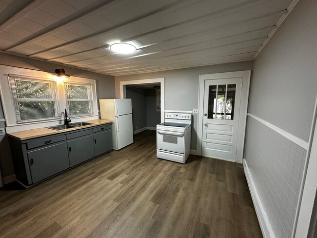 Building Photo - Renovated Bungalow in central High Point Location!!