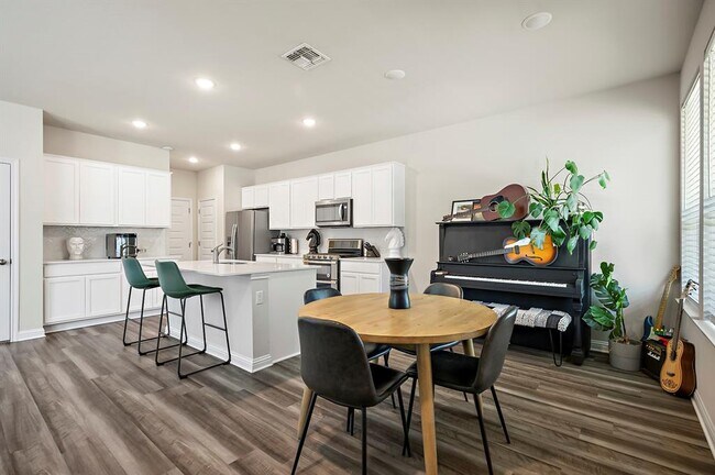 Building Photo - 8013 Lennon Dr