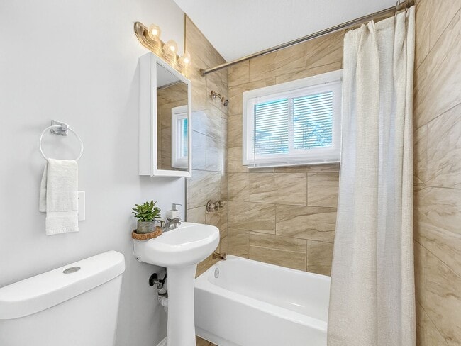 Building Photo - Spacious 4 Bed,1 Bath Home in Kansas City